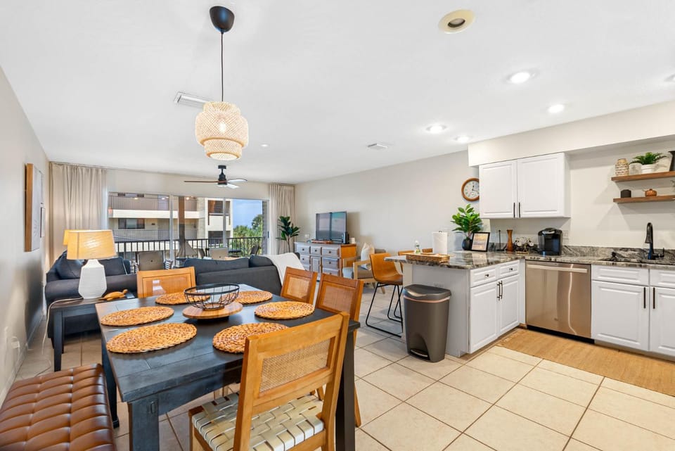 Kitchen or kitchenette, Living room, Dining area