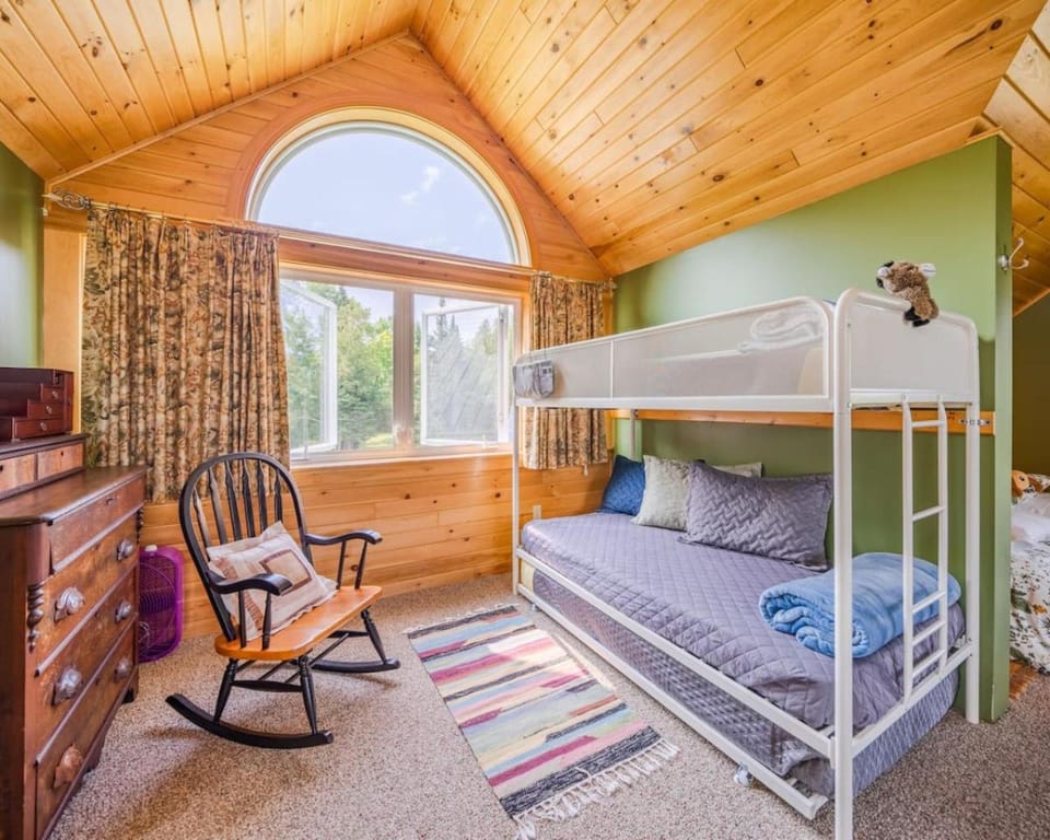 Bedroom, bunk bed