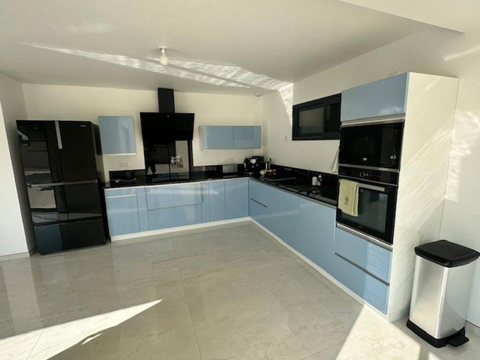 microwave, toaster, kitchen