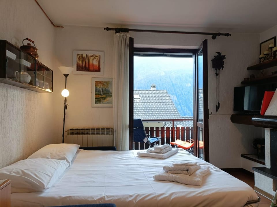Bed, Natural landscape, Photo of the whole room, Bedroom, Mountain view, towels