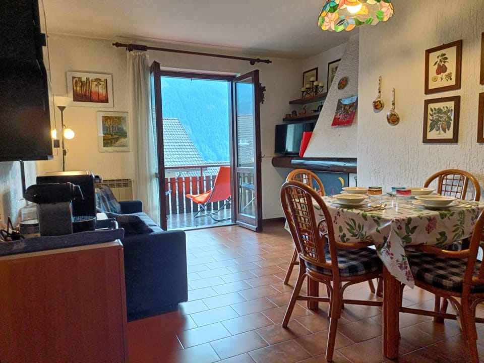 Communal lounge/ TV room, Natural landscape, TV and multimedia, Living room, Dining area, Evening entertainment