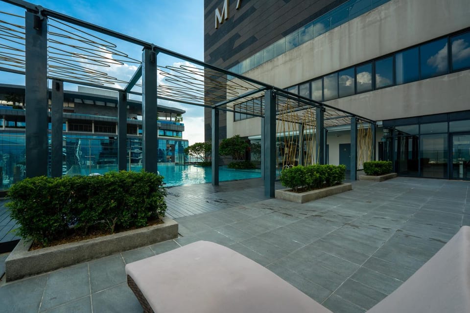 Day, Swimming pool