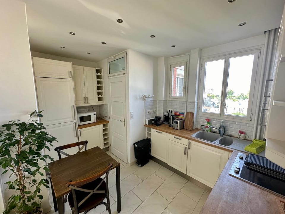 Coffee/tea facilities, Kitchen or kitchenette, dishwasher, oven, stove, toaster