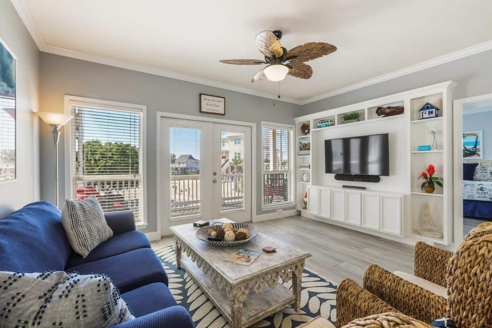 Bama Barefoot Beach House- near beach pool House in West Beach