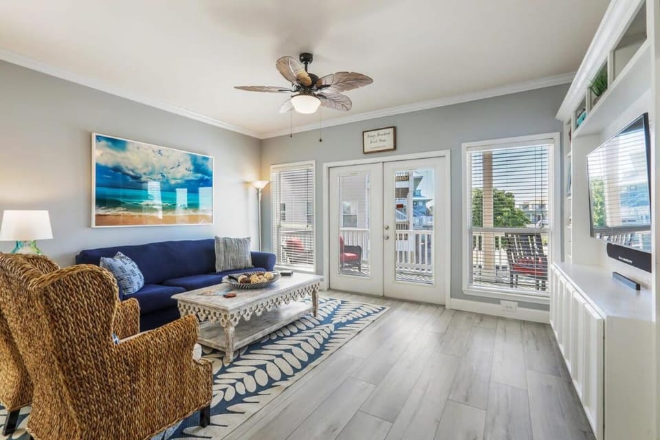 Bama Barefoot Beach House- near beach pool House in West Beach