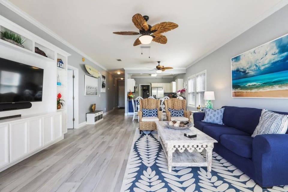 Bama Barefoot Beach House- near beach pool House in West Beach