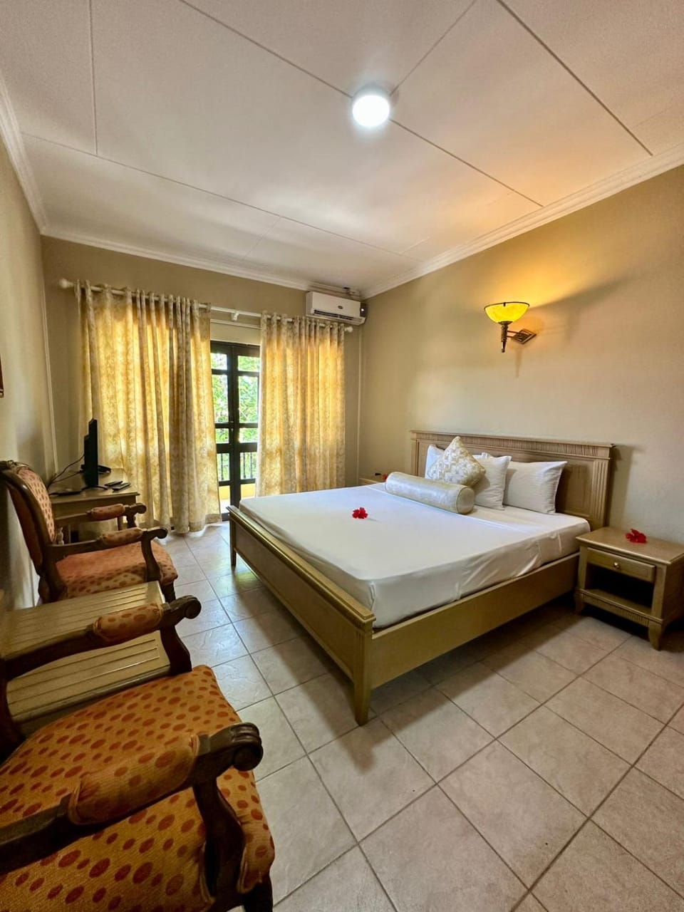 Bed, Photo of the whole room, Seating area, Bedroom