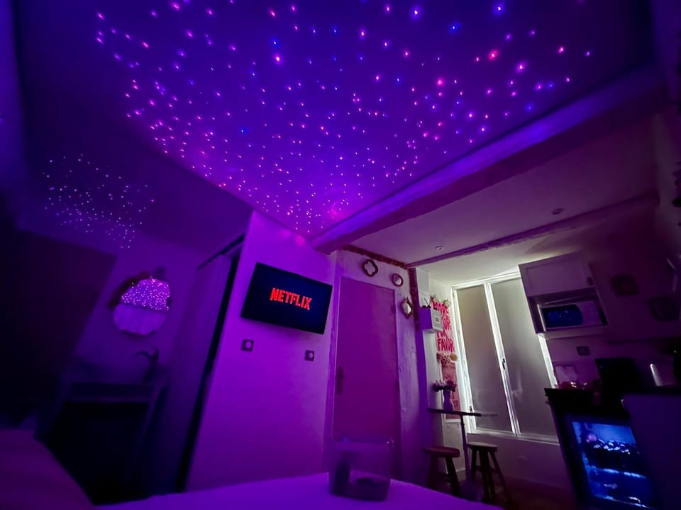 LOVE Room - Balnéo - Ciel Etoilé - Free Wifi - Netflix - Hyper Centre Apartment in Pézenas