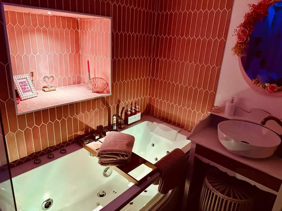 LOVE Room - Balnéo - Ciel Etoilé - Free Wifi - Netflix - Hyper Centre Apartment in Pézenas