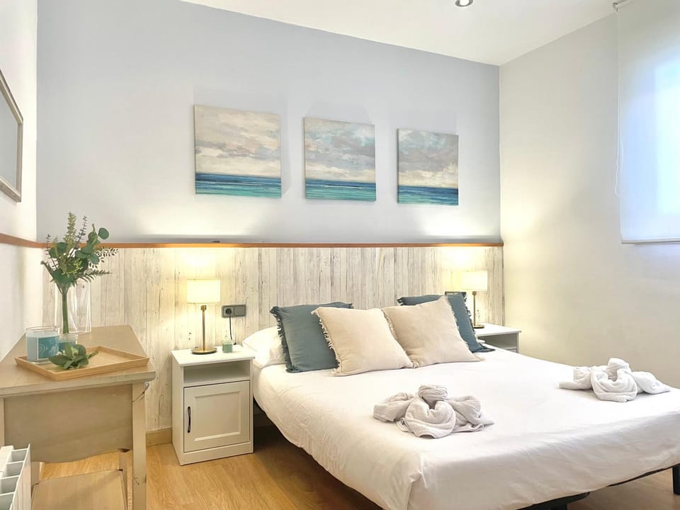 Photo of the whole room, Bedroom