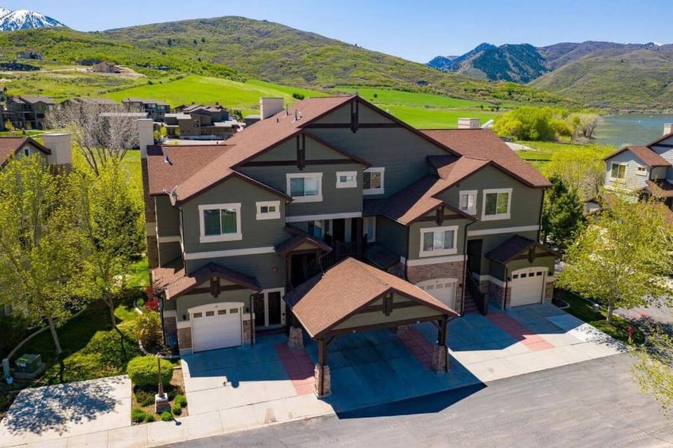 Property building, Mountain view, Parking