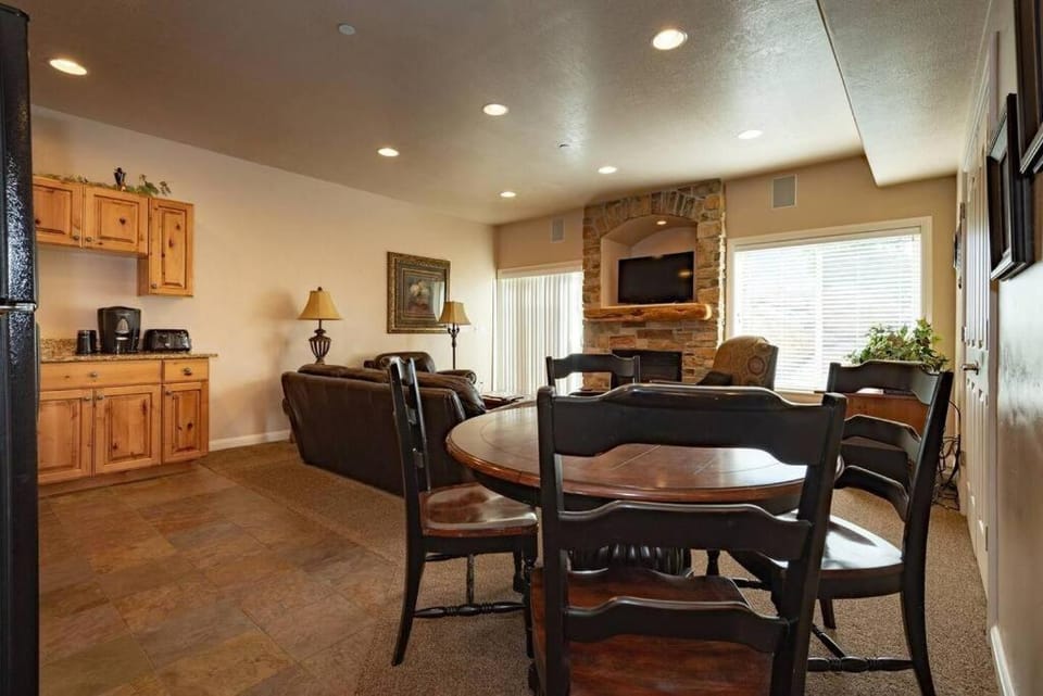 TV and multimedia, Coffee/tea facilities, Living room, Dining area, fireplace