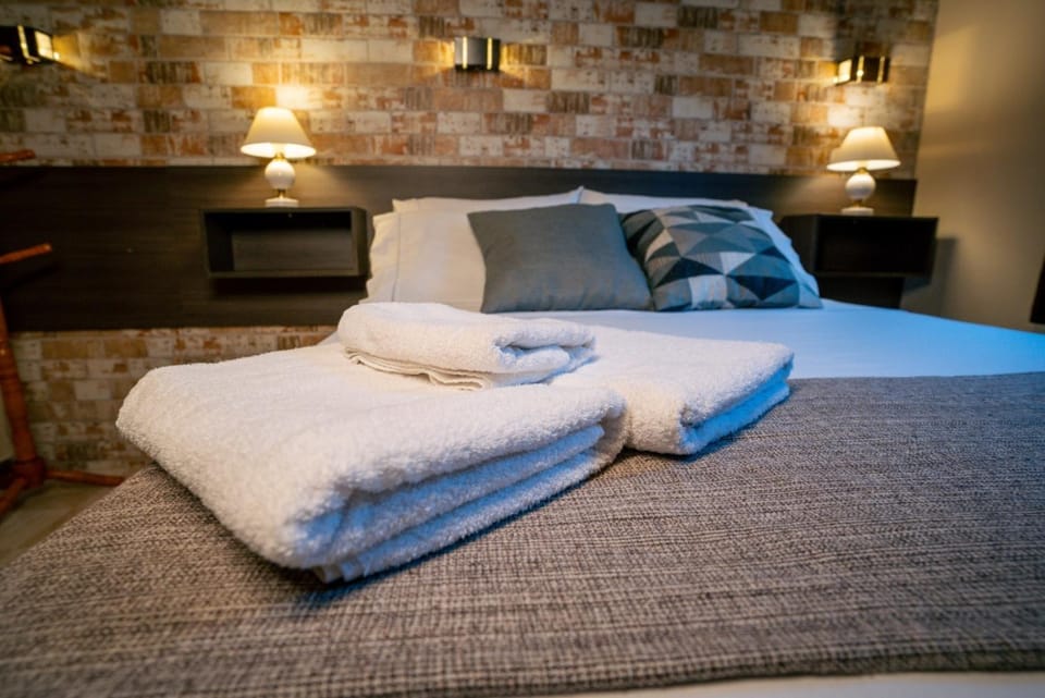 Bed, Bedroom, towels