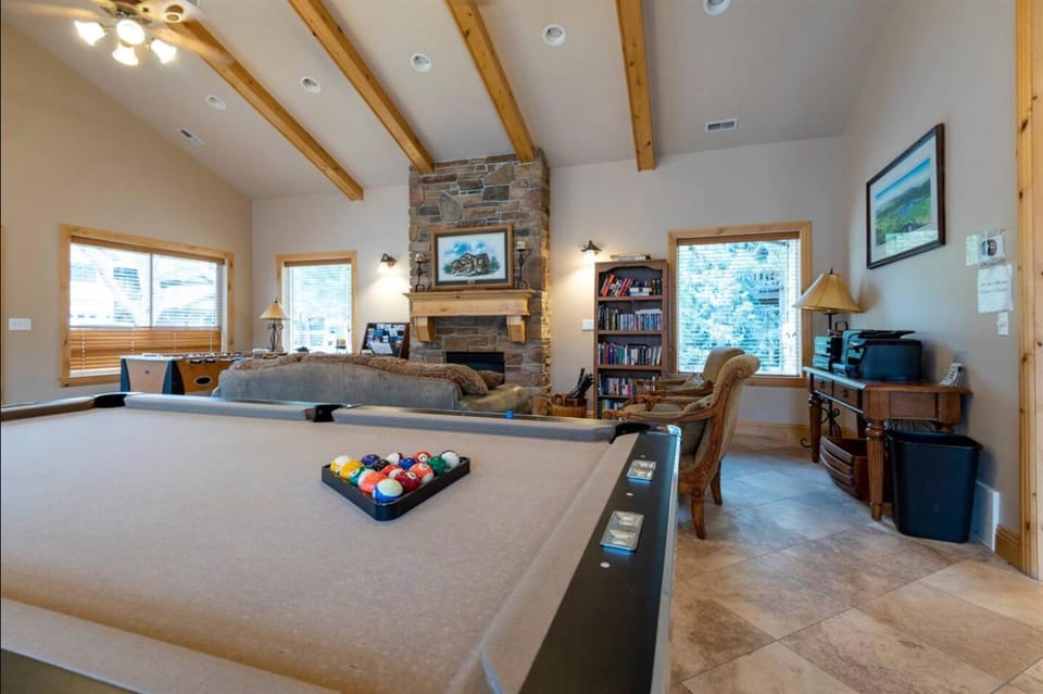 Heavens Gate LS48 Ski Retreat Hot Tub & Views House in Huntsville
