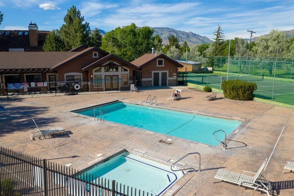 Heavens Gate LS48 Ski Retreat Hot Tub & Views House in Huntsville