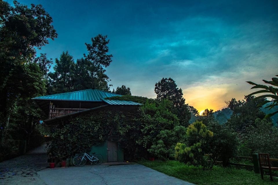 Property building, Patio, Restaurant/places to eat, Facade/entrance, Decorative detail, Garden view, Mountain view, Sunrise