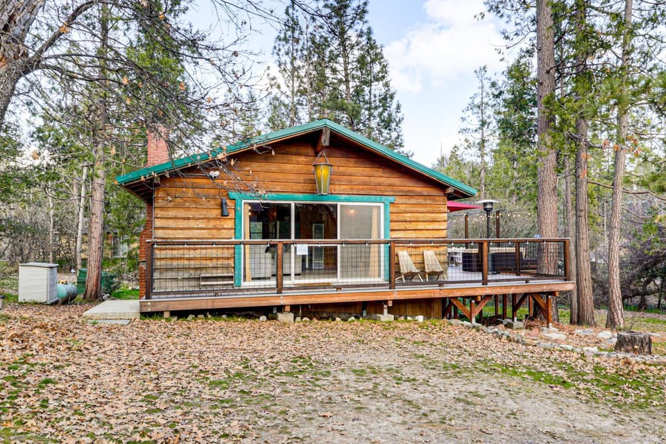 Peaceful Wooden Cabin, 2 Mi to Bass Lake! Cabin in Bass Lake