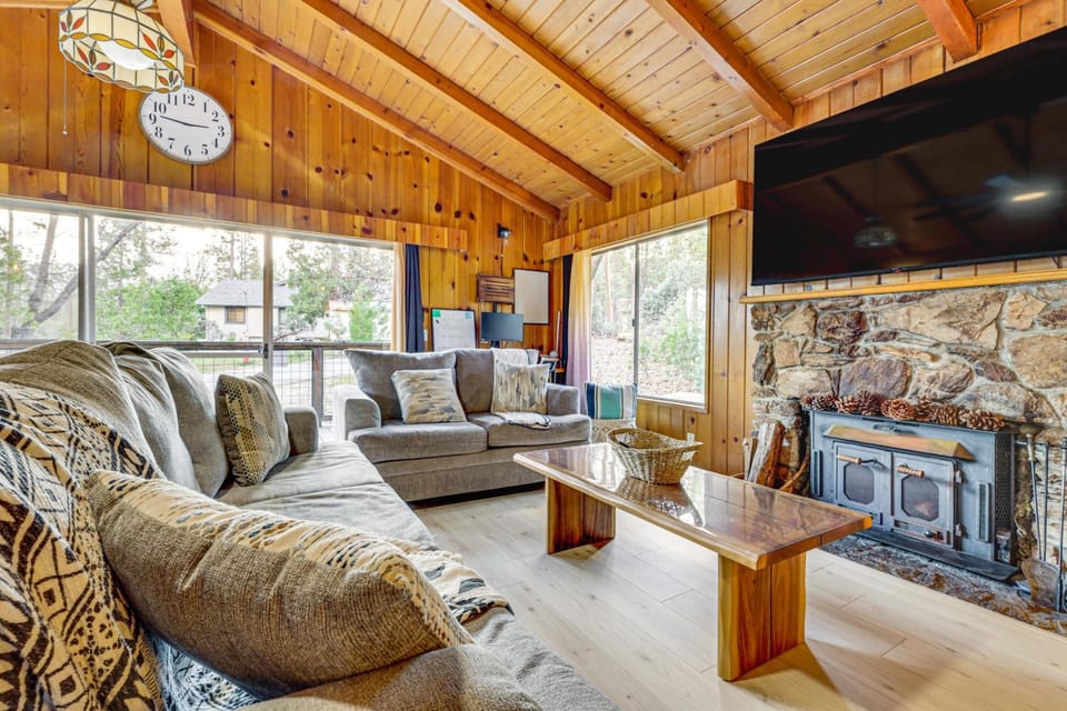 Peaceful Wooden Cabin, 2 Mi to Bass Lake! Cabin in Bass Lake