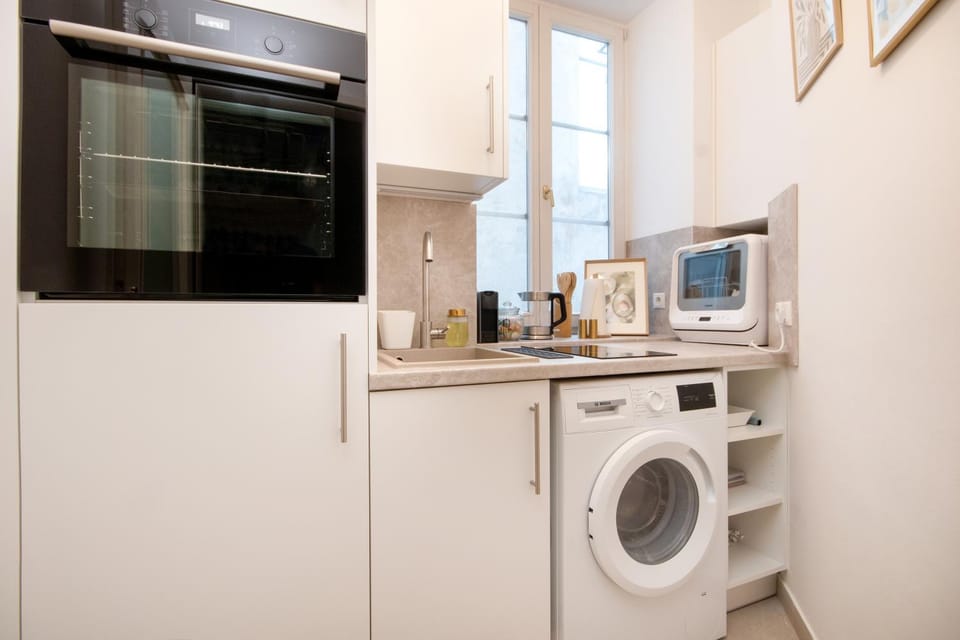 Coffee/tea facilities, Kitchen or kitchenette, dishwasher, oven, stove, washing machine