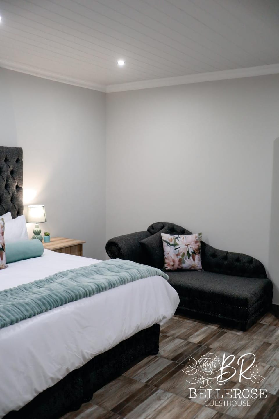 Bed, Seating area, Bedroom