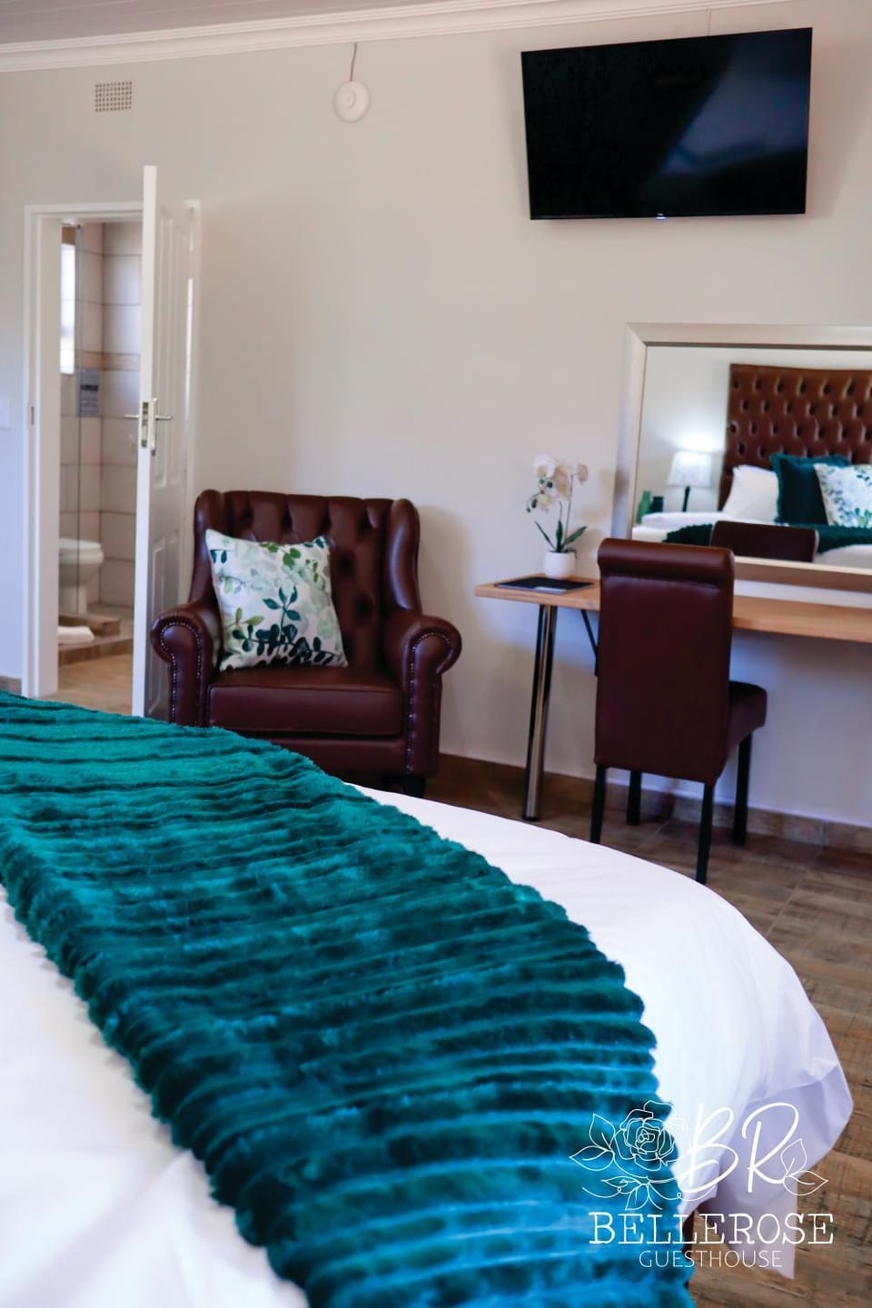 Bed, TV and multimedia, Photo of the whole room, Seating area, Bedroom