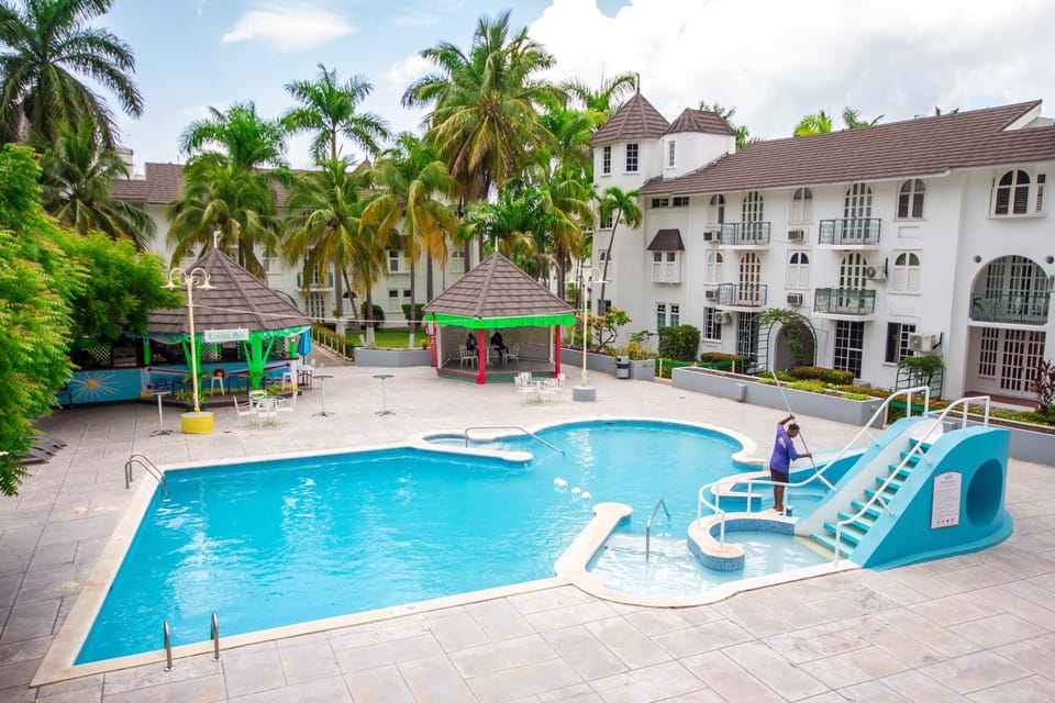 Property building, Garden, Evening entertainment, Garden view, Pool view, Swimming pool, Swimming pool, sunbed