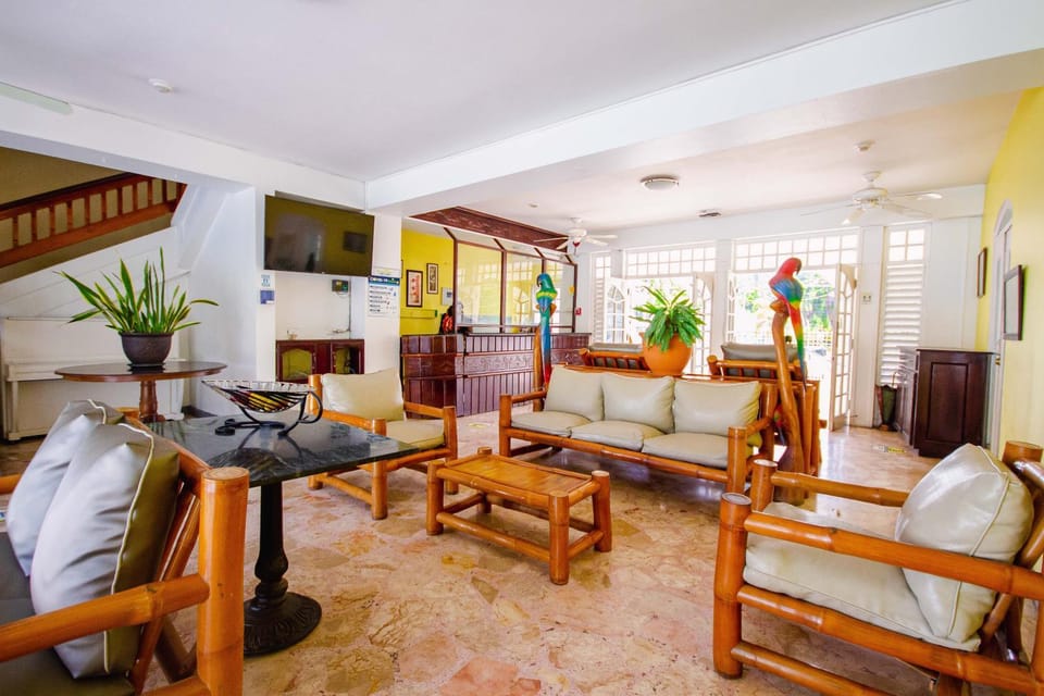 Communal lounge/ TV room, TV and multimedia, Seating area, Evening entertainment