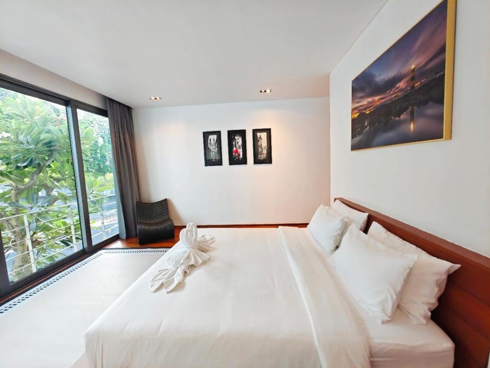 Bed, Photo of the whole room, Bedroom, towels