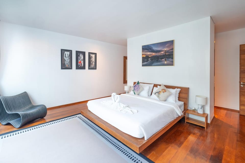 Bed, Photo of the whole room, Bedroom, towels