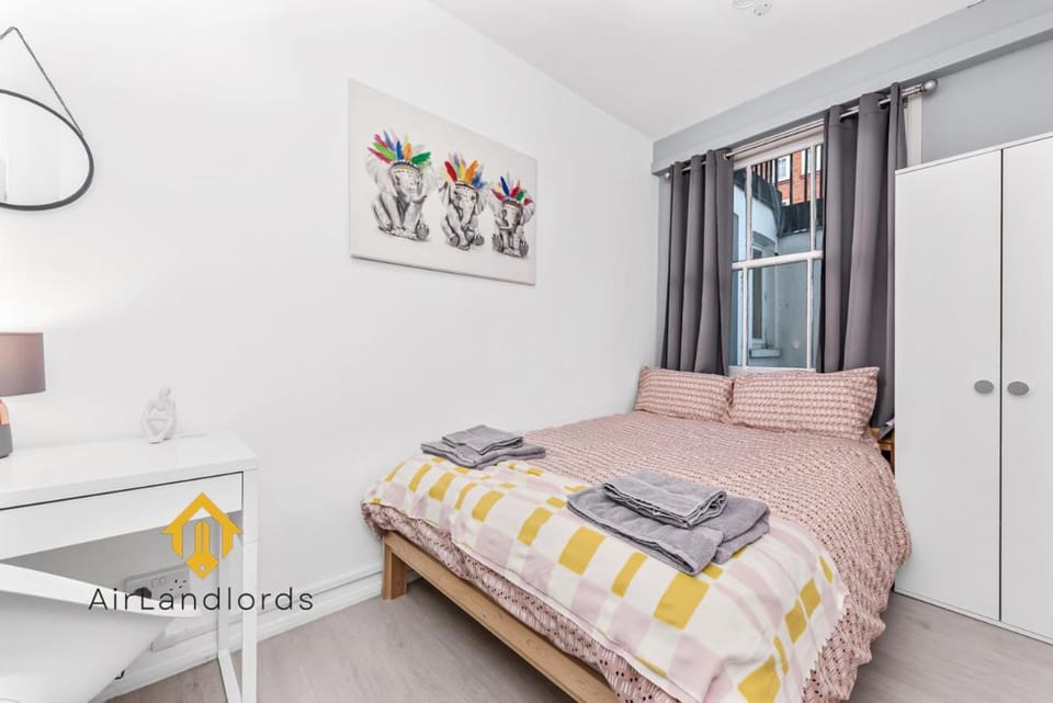 Fantastic 4 bedroom apartment in Russell Square Apartment in London Borough of Islington