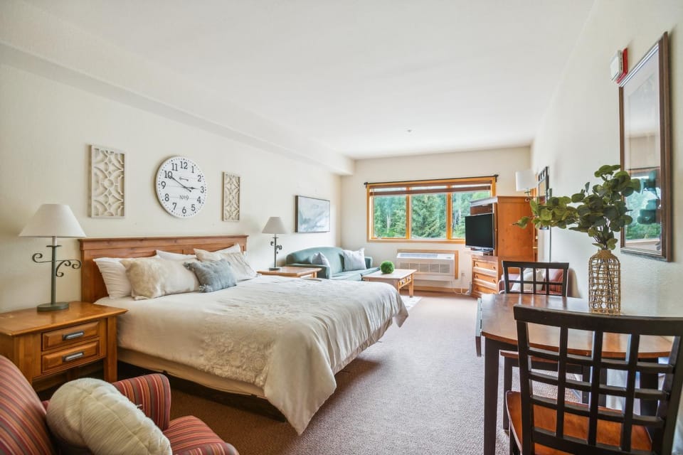 Bed, Living room, Seating area, Dining area, Bedroom