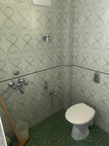 Shower, Toilet