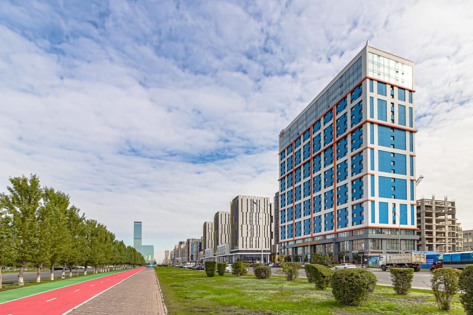 Property building, Day, Neighbourhood, Natural landscape, City view, Location, Parking