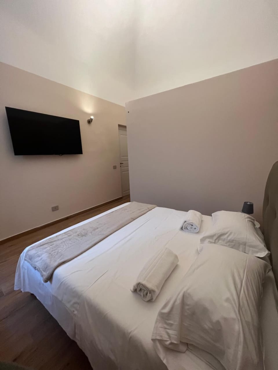 Bed, TV and multimedia, Photo of the whole room, Bedroom