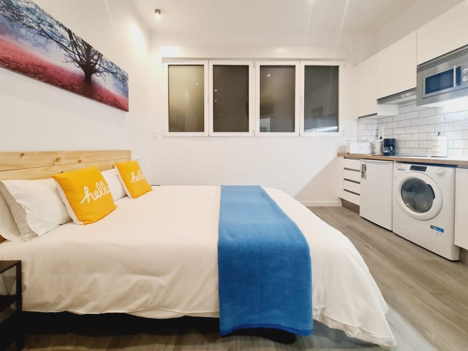 Bed, Kitchen or kitchenette, Photo of the whole room, Bedroom, washing machine, dryer
