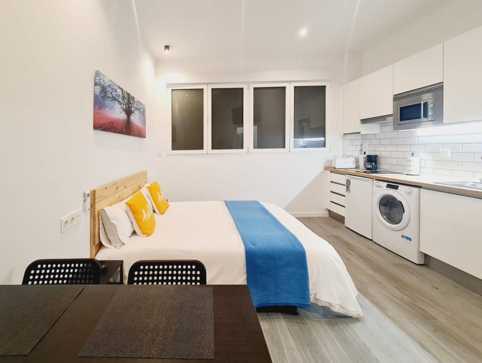 Bed, Kitchen or kitchenette, Seating area, Bedroom, washing machine, dryer