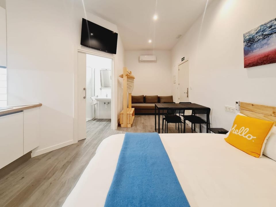 TV and multimedia, Kitchen or kitchenette, Living room, Photo of the whole room, Dining area, Bedroom