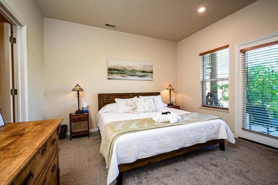 Bed, Bedroom, towels
