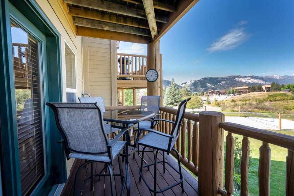 Balcony/Terrace, Dining area, Mountain view