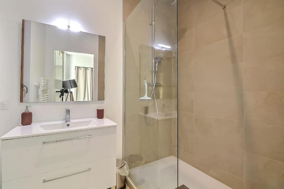 Appart de 70m2 en RDC à 6 mn à pied des monuments Apartment in Nimes