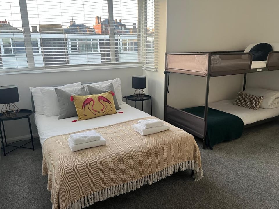 Bed, Bedroom, bunk bed, towels