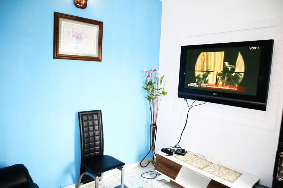 1 Bed Studio Sleeps 2 - Canal Views Balcony Wifi Apartment in Douala