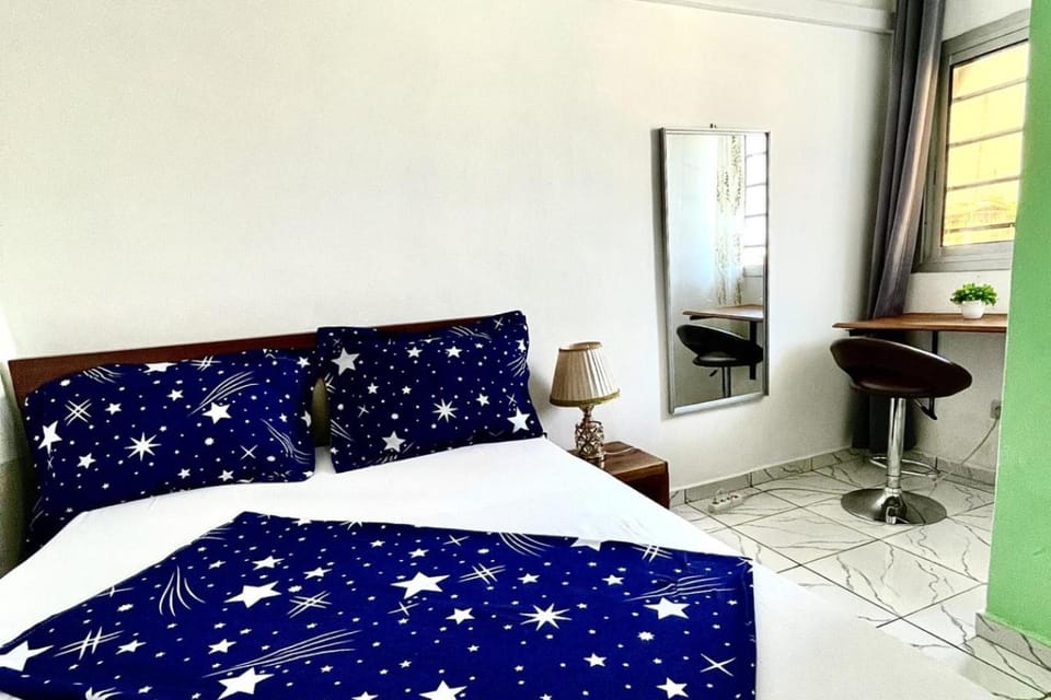 1 Bed Studio Sleeps 2 - Secure Parking Central Apartment in Douala
