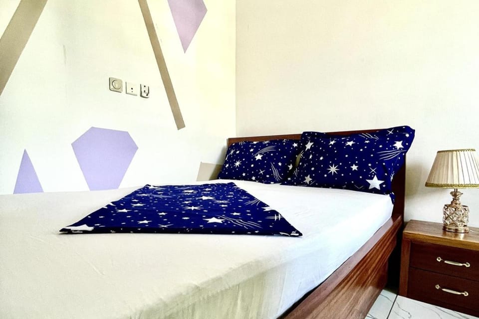 1 Bed Studio Sleeps 2 - Secure Parking Central Apartment in Douala