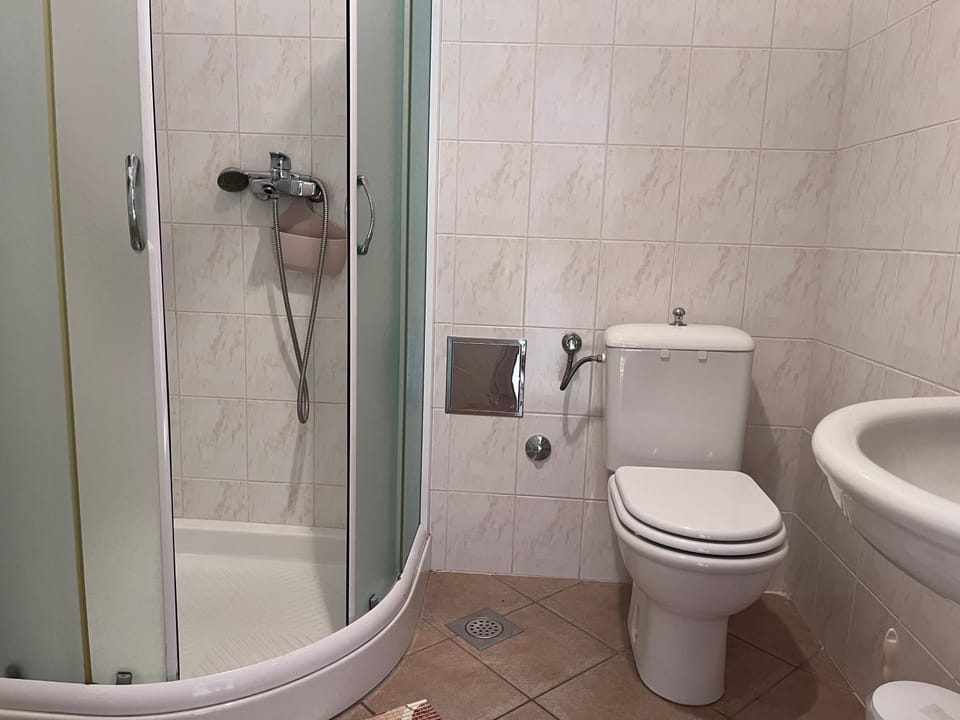 Shower, Toilet