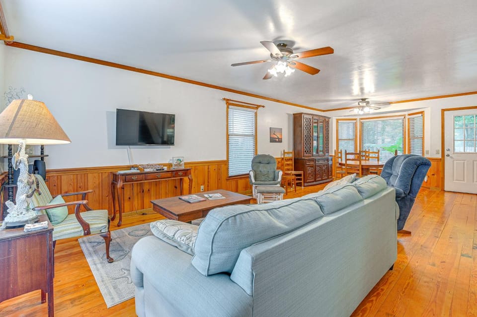 Half Mile to Beach: Murrells Inlet Home w/ Deck! House in Garden City
