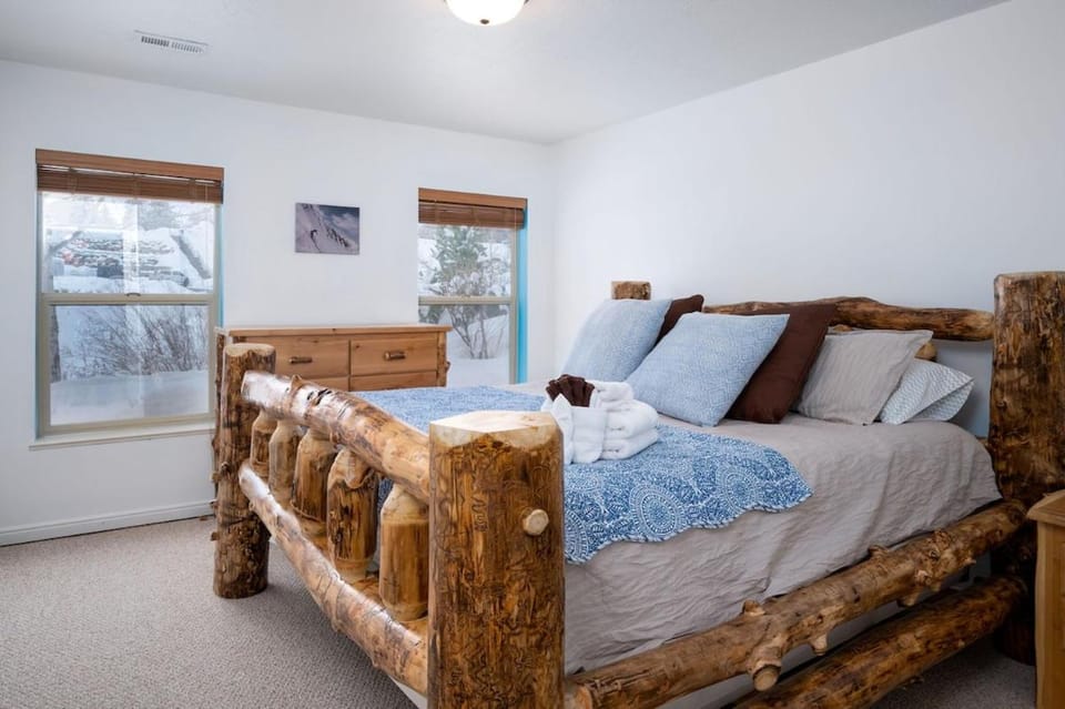 Ski Paradise MH 303 Near Powder Mtn Hot Tub House in Utah