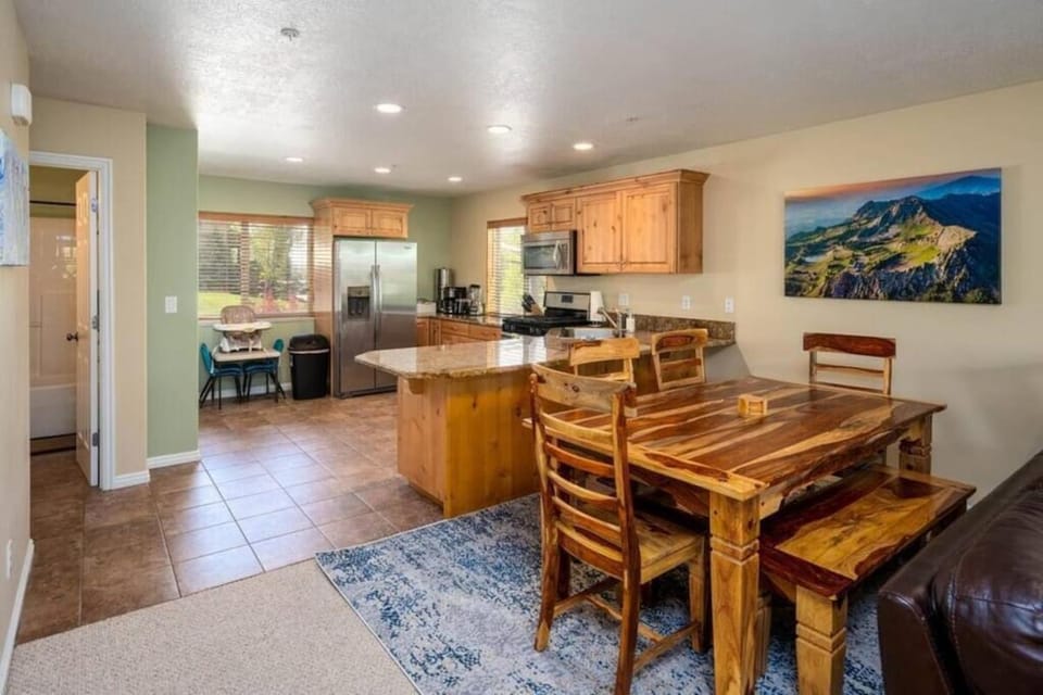 Ski Paradise MH 303 Near Powder Mtn Hot Tub House in Utah