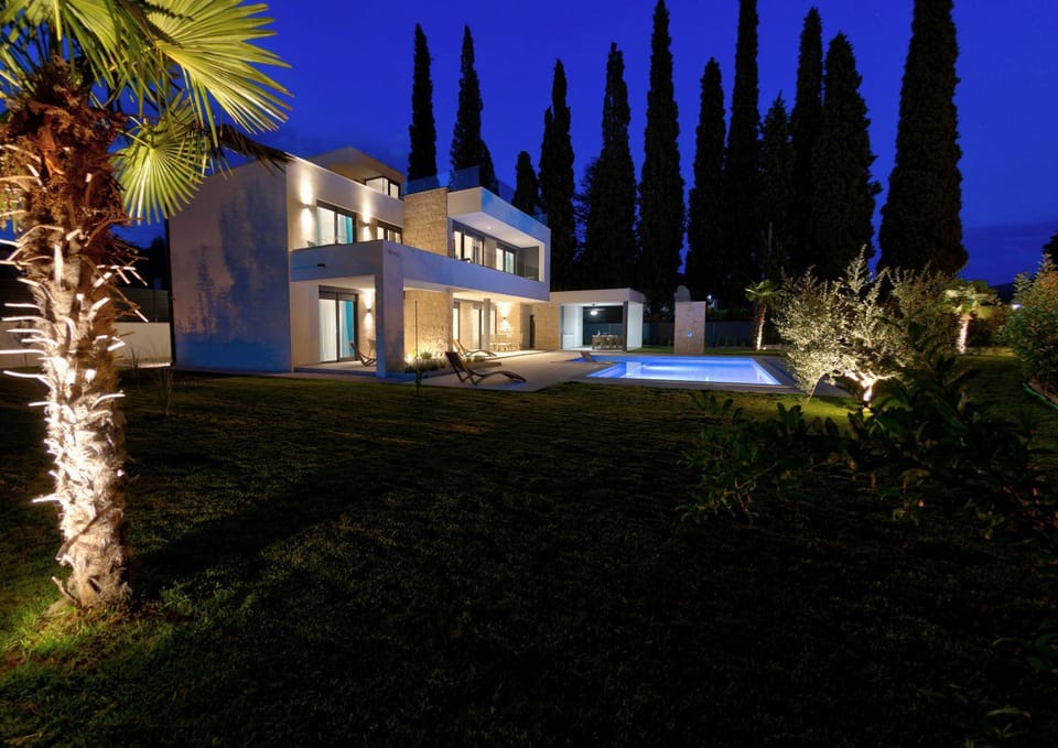 Property building, Garden, Pool view, Swimming pool