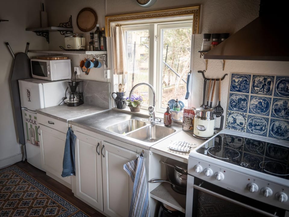 Coffee/tea facilities, Kitchen or kitchenette, stove